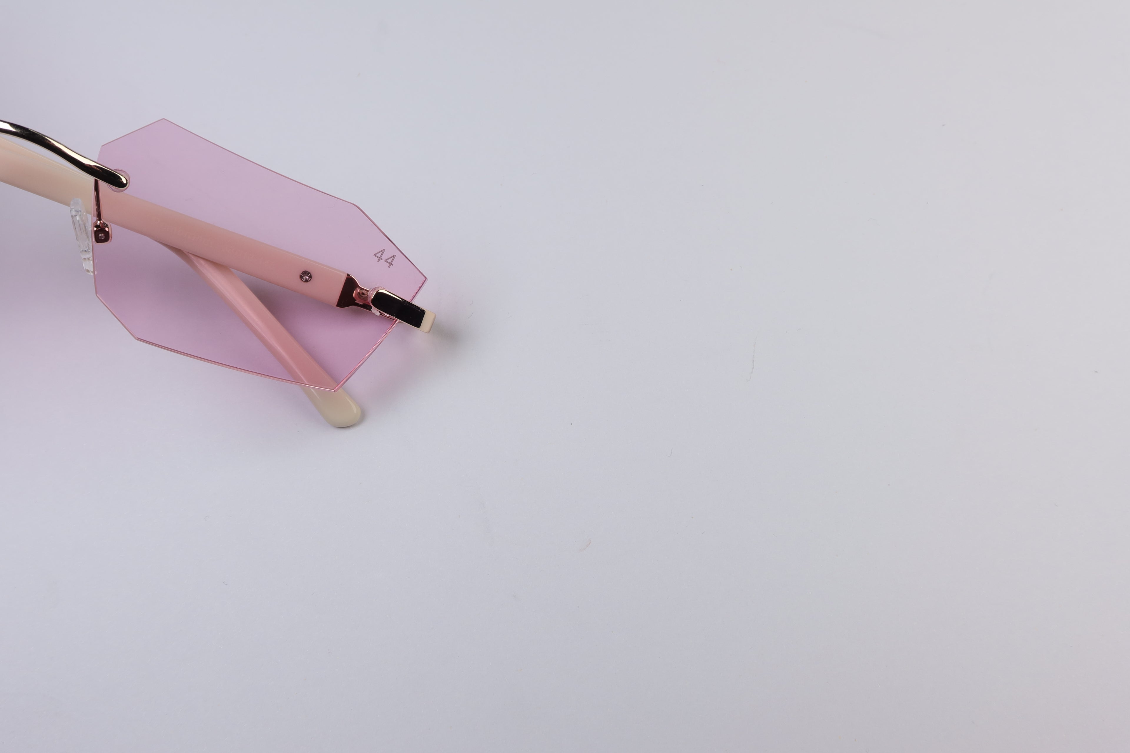 44 Demona - Light Lila