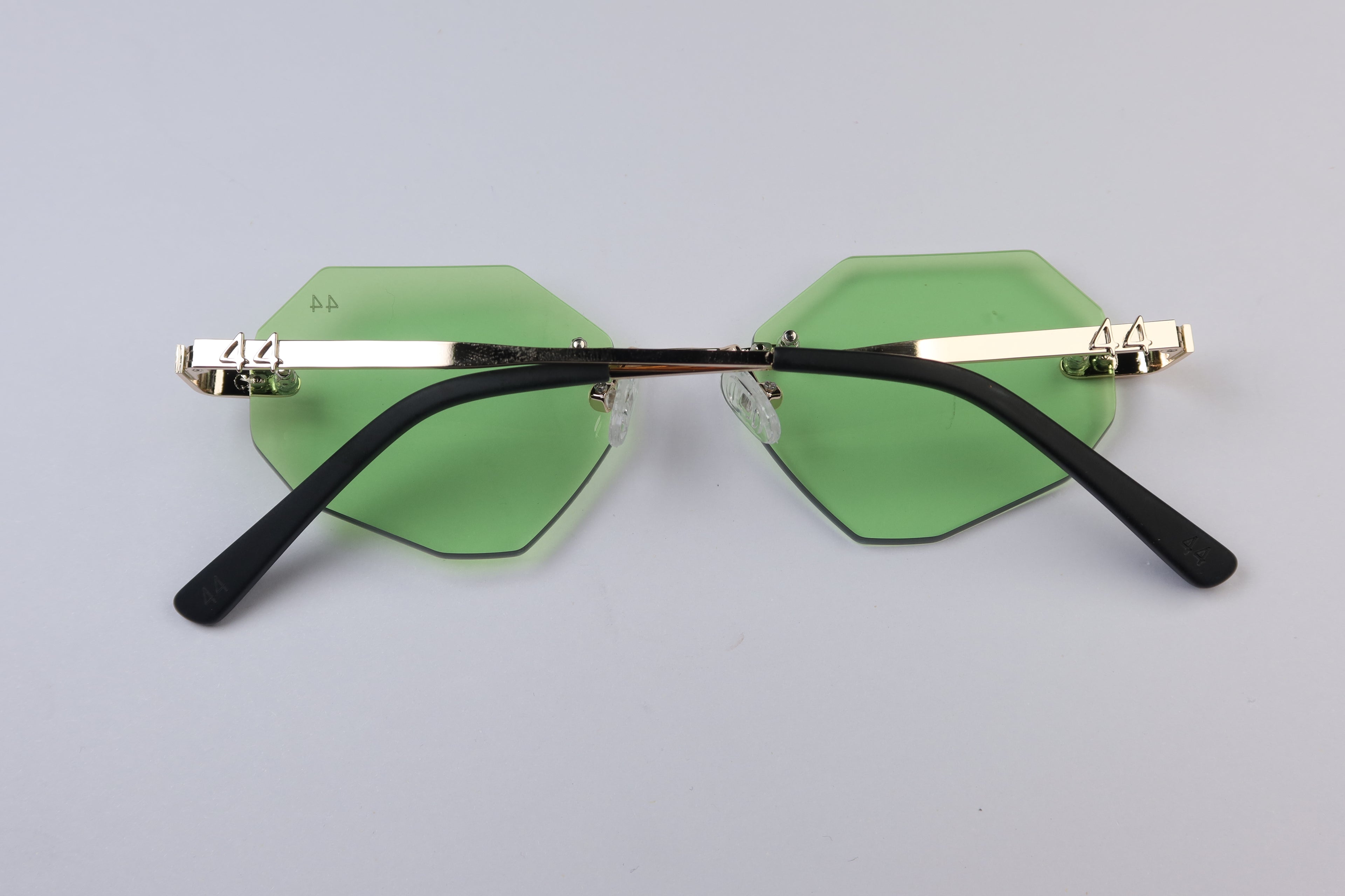 44 Aventura - Dirty Money