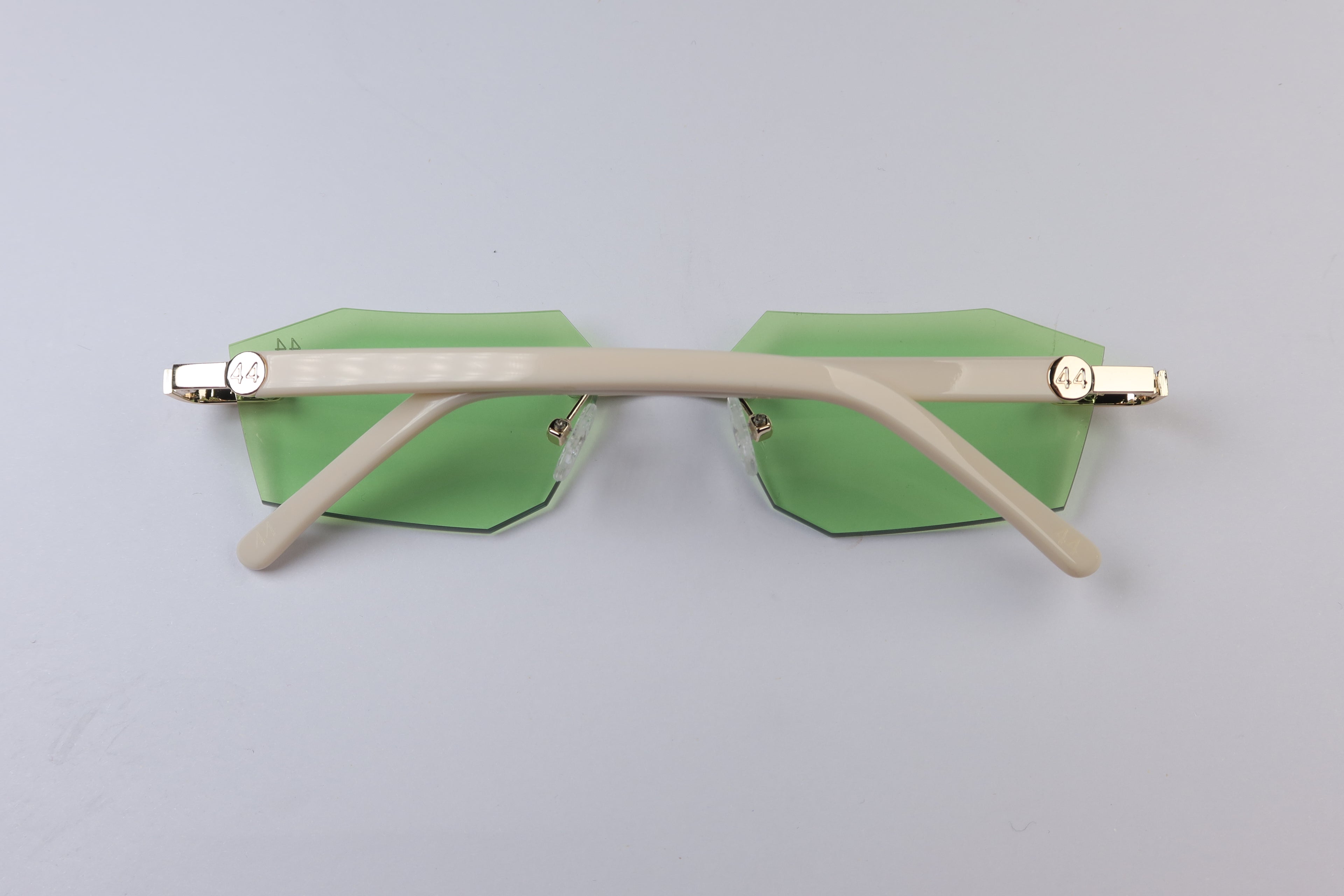 44 Demona -Dirty Money