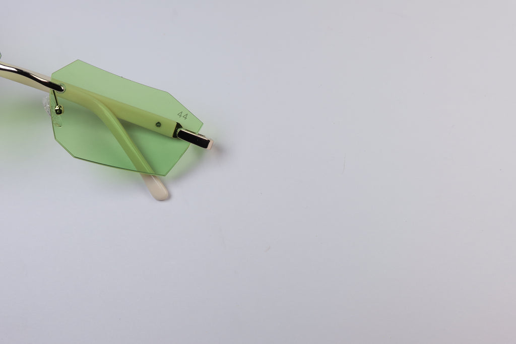 44 Demona -Dirty Money