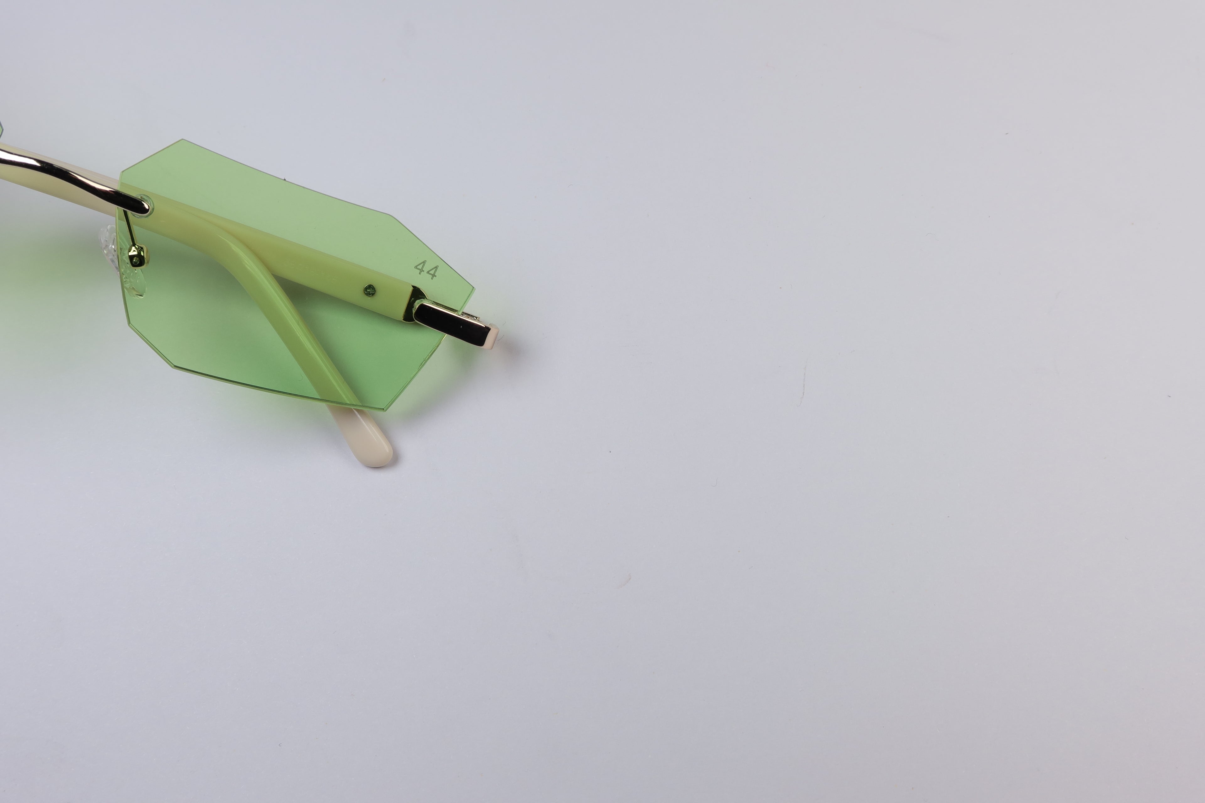 44 Demona -Dirty Money