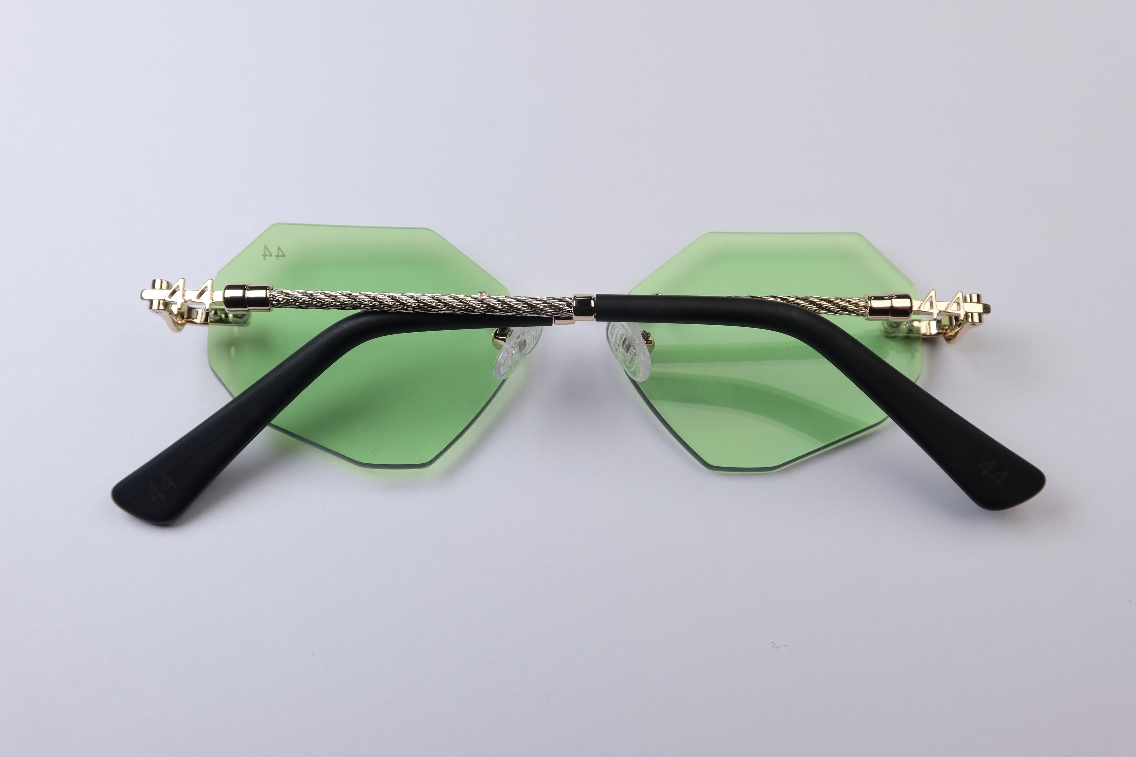 44 Aventura - Dirty Money